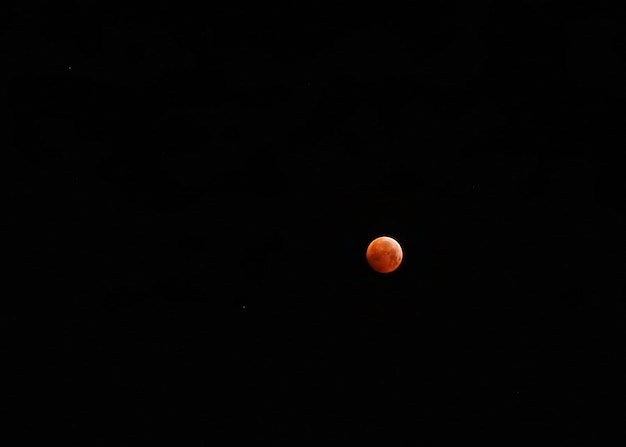 Pequeña luna roja tras el eclipse lunar.