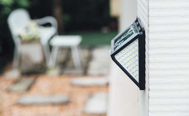 Pequeña luz led de energía solar con sensor de movimiento.