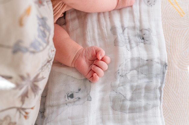 La pequeña mano de un bebé recién nacido