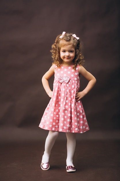 Pequena menina modelo studio