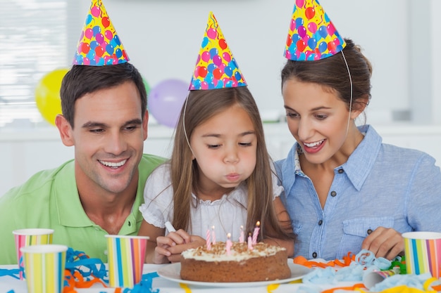 Pequena menina soprando suas velas