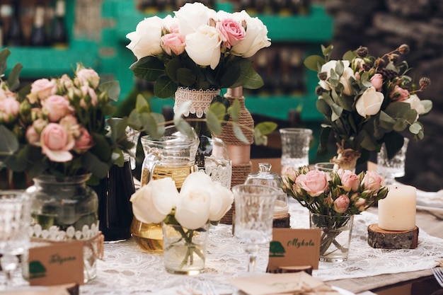 Pequeña mesa servida en estilo rústico y decorada con flores rosas