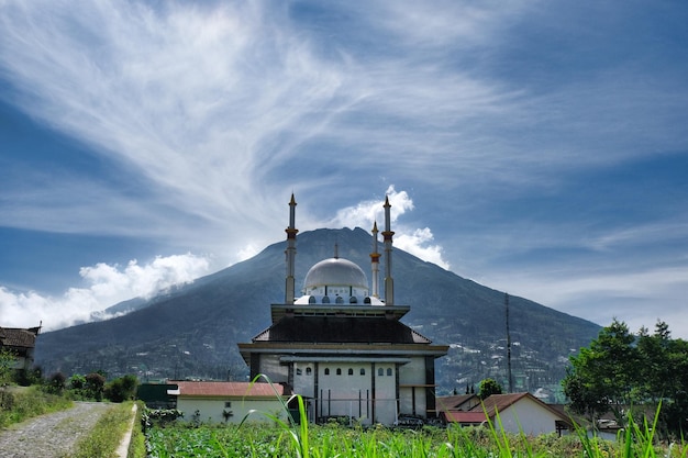 Foto pequeña mezquita de la aldea con el fondo de beautifu de la montaña sindoro java central 20 de enero de 2024