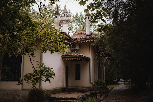 Pequeña mezquita en el jardín botánico verde