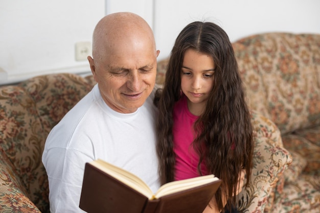 Pequeña nieta abrazando a su abuelo