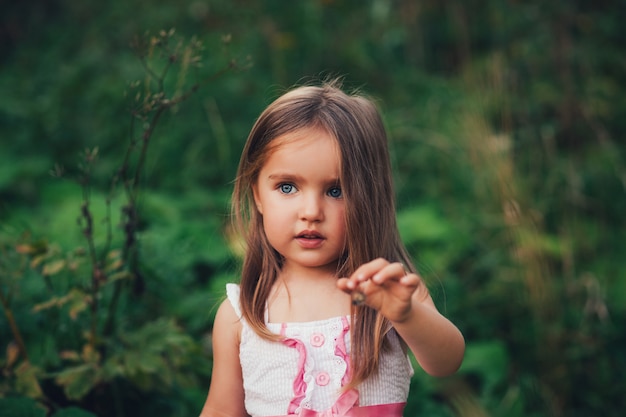 Foto pequeña niña bonita