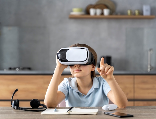 Foto pequeña niña con casco de realidad virtual