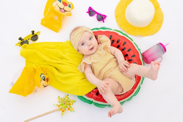 Pequeña niña divertida en la cama