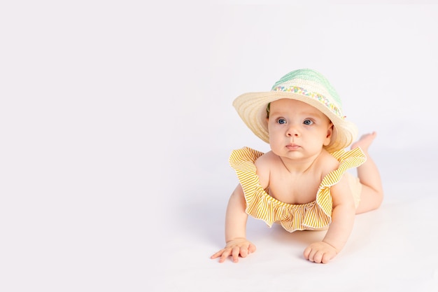 Pequeña niña divertida sobre un fondo brillante