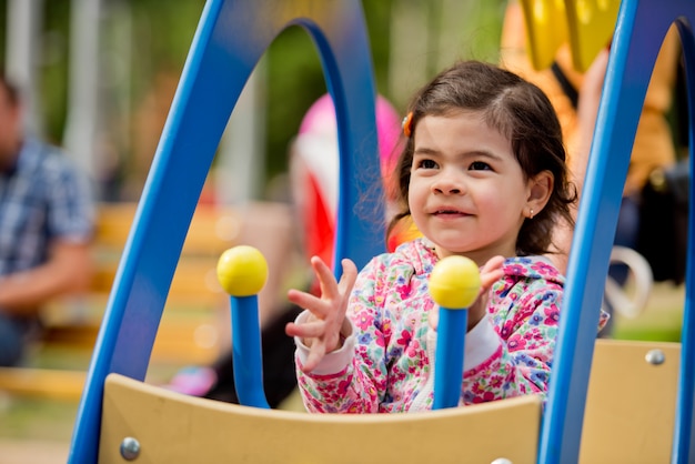 Una pequeña niña es arrojada a las atracciones del parque