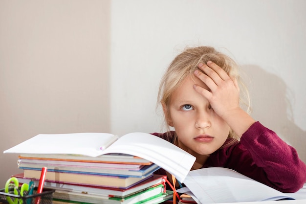 Foto pequeña niña escolar con problemas de aprendizaje