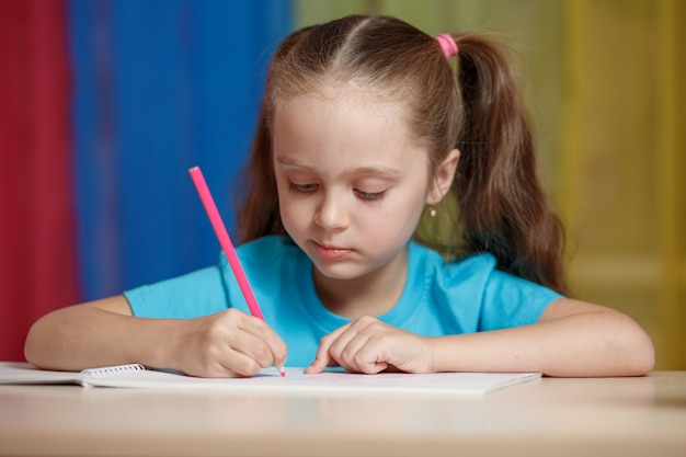 Foto pequeña niña estudiando en la escuela