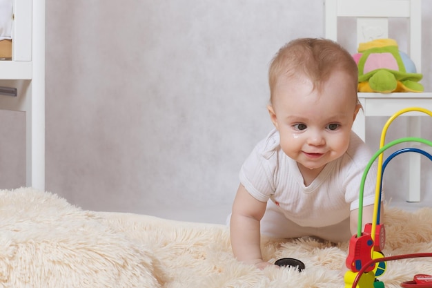 Una pequeña niña de ocho meses se queda sola en su habitación