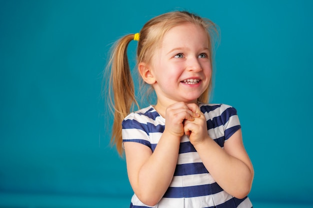 Pequeña niña pequeña divertida que sonríe