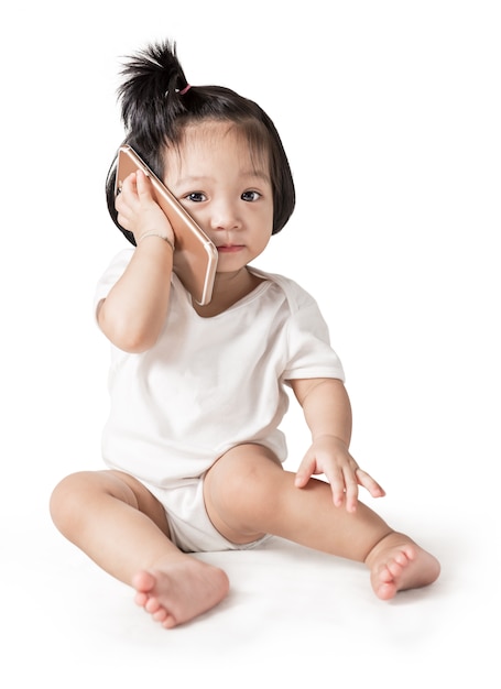 Pequeña niña con smartphone