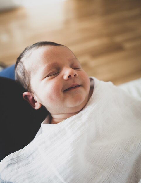 La pequeña niña sonríe mientras duerme.