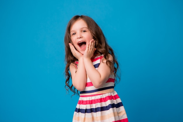 Foto pequeña niña sonriente en azul