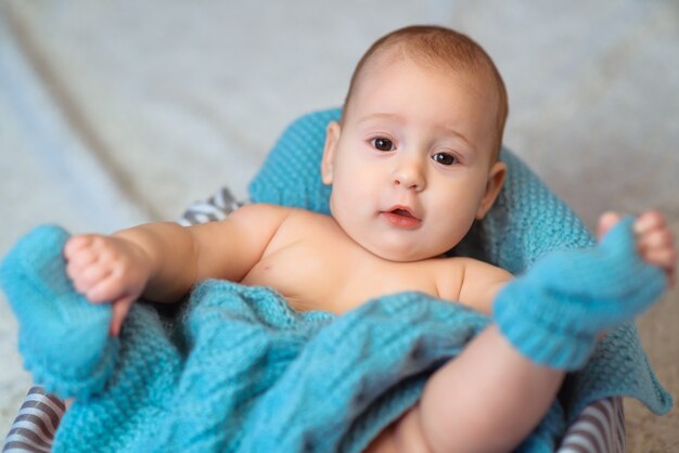 Pequeña niña sonriente muy linda acostada en la canasta