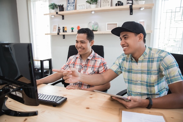 Pequeña oficina asiática con dos empleados trabajando