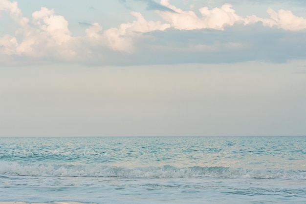 Una pequeña ola en el mar y un cielo con nubes Naturaleza marina