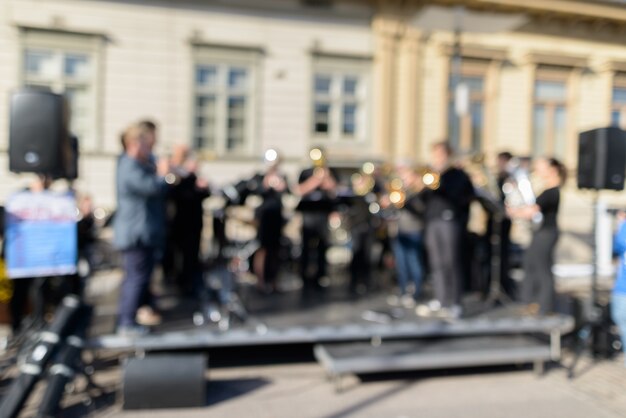 Pequeña orquesta de músicos actuando en la calle en la ciudad