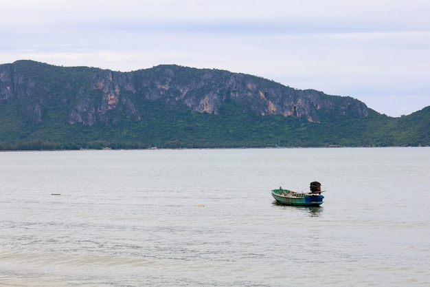 La pequeña parada de la lancha en el mar frente a la isla de thailnad