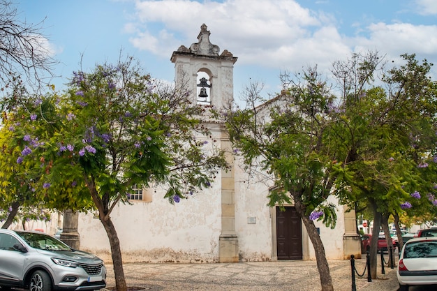 Foto pequeña parroquia local llamada ermida de sao sebastiao paroquia ortodoxa romena sao tome apostolo ubicada en faro, portugal.