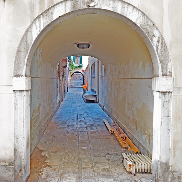 Pequena passagem subterrânea em Veneza Itália