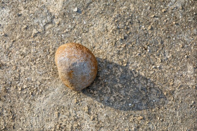 Pequeña piedra al costado del camino