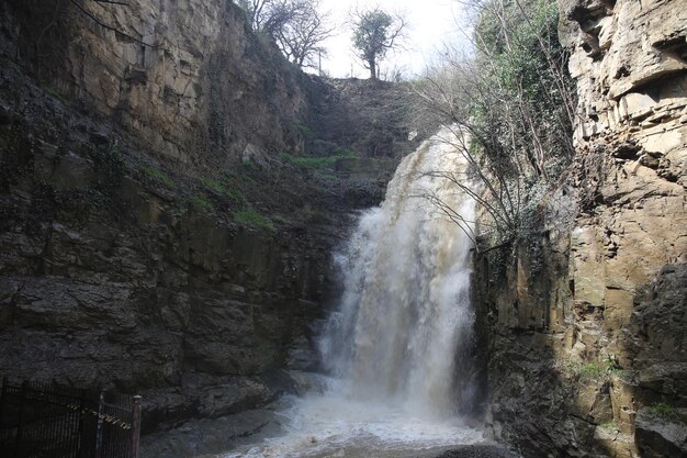 pequeña pintoresca cascada de montaña Tbilisi