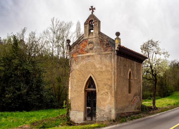 Pequeña y pintoresca ermita de San Ramón junto a la carretera en el pueblo de Espinedo España