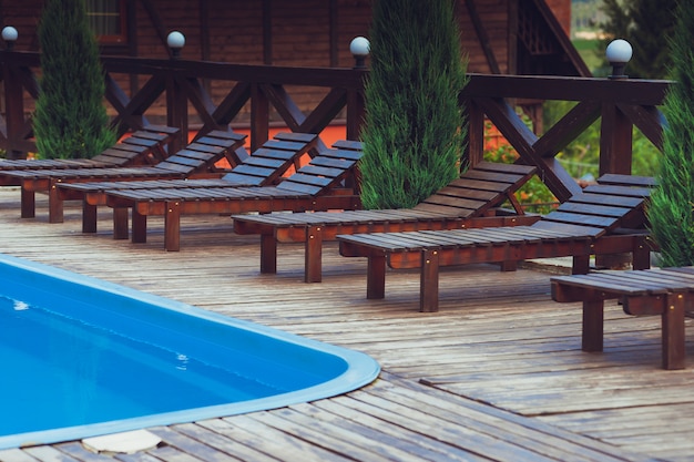 Foto pequeña piscina para relajarse en un resort de montaña.