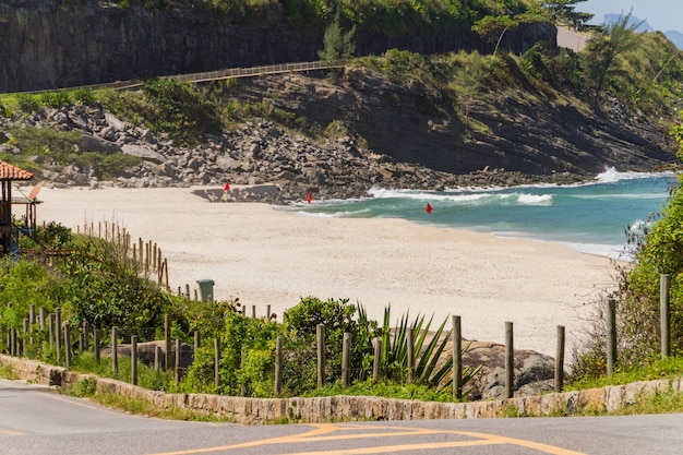 Pequeña playa en el lado oeste de río de janeiro, brasil.