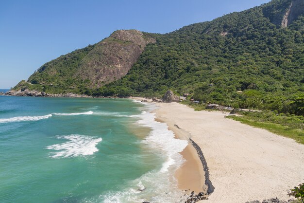 Pequeña playa en el lado oeste de río de janeiro, brasil.