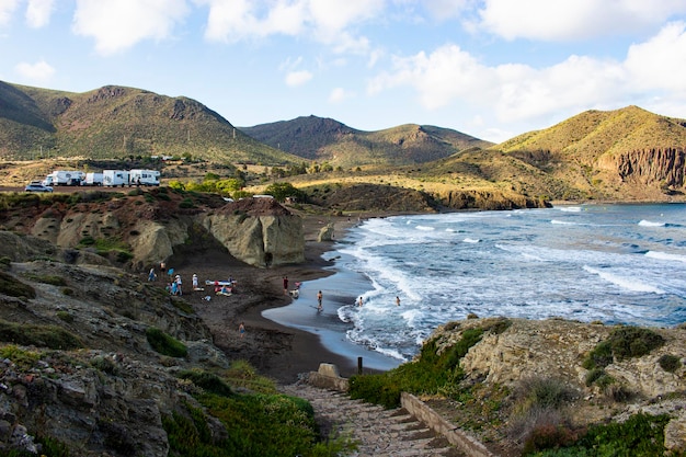 Pequeña playa paisaje de montaña