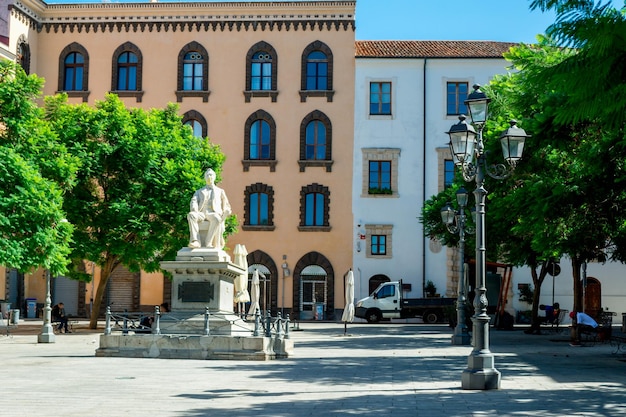 Pequeña plaza dentro de la ciudad.