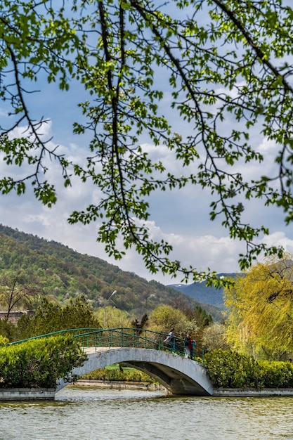 Pequena ponte atravessa o pequeno lago no parque da cidade de Dilijan