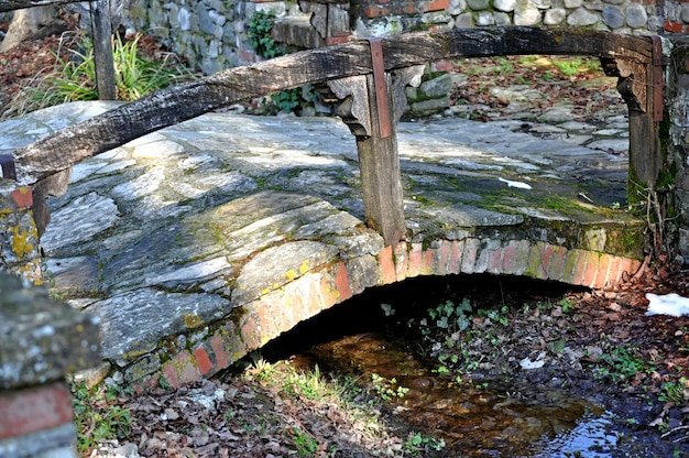 Pequena ponte velha sobre um riacho