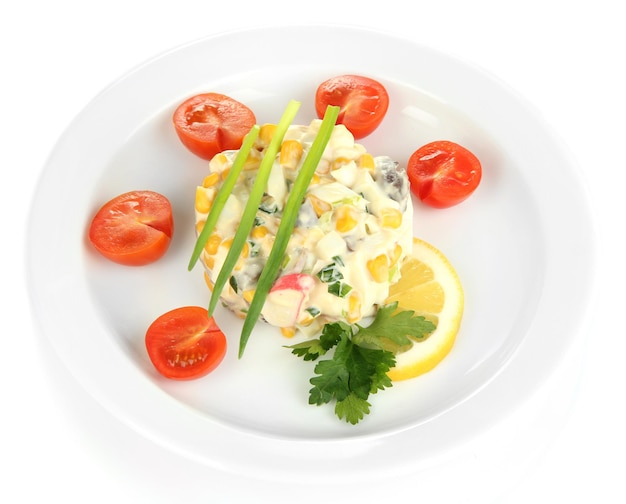 Pequeña porción de comida en un plato grande aislado en blanco