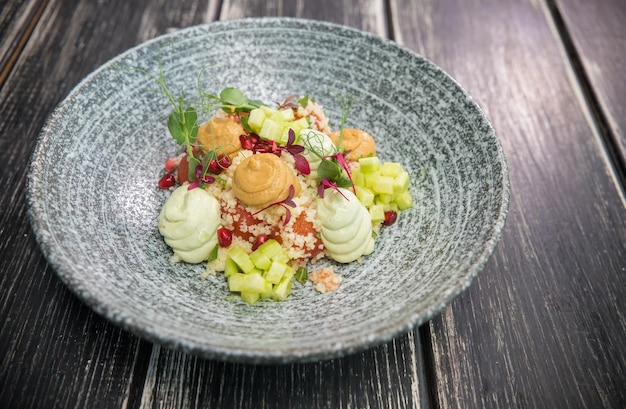 Pequeña porción ligera de ensalada en el plato