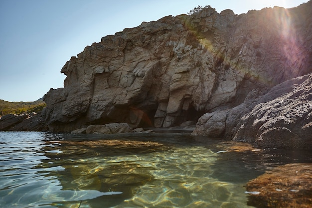 Foto pequena praia rochosa deserta do sul da sardenha durante uma tarde de verão de agosto