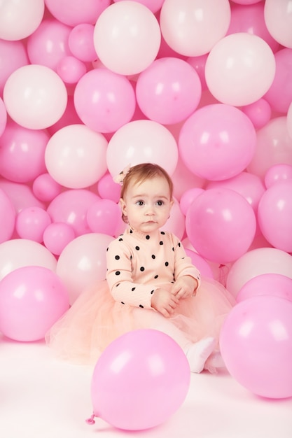 Pequeña princesa feliz en la fiesta de chicas rosa. Primer cumpleaños