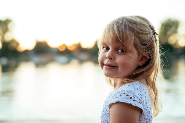 Pequeña princesa joven