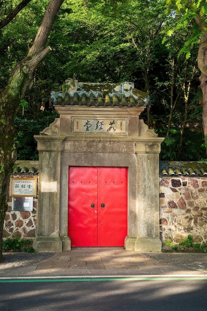 Foto la pequeña puerta de un edificio antiguo en yuantouzhu wuxi jiangsu china 8 de junio de 2022