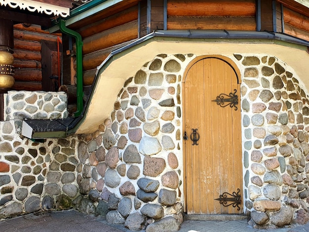 Una pequeña puerta de madera la casa es como en un cuento de hadas