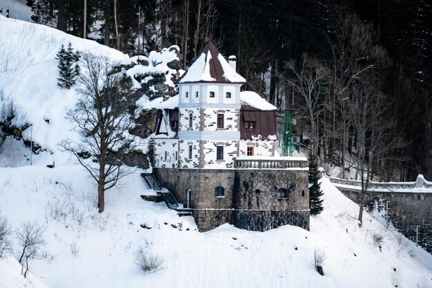 Una pequeña represa y central eléctrica en Spindleruv Mlyn, República Checa