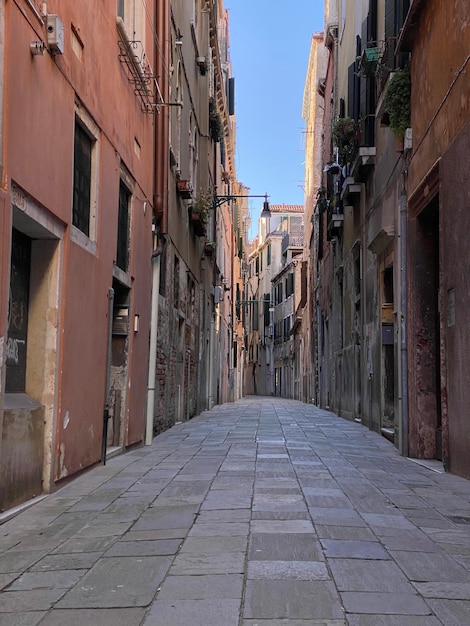 Pequena rua em Veneza sem pessoas durante a crise COVID19 Itália