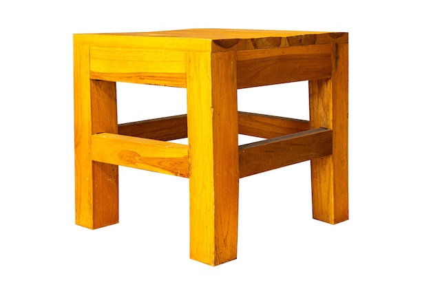 Pequeña silla de madera aislada sobre fondo blanco.
