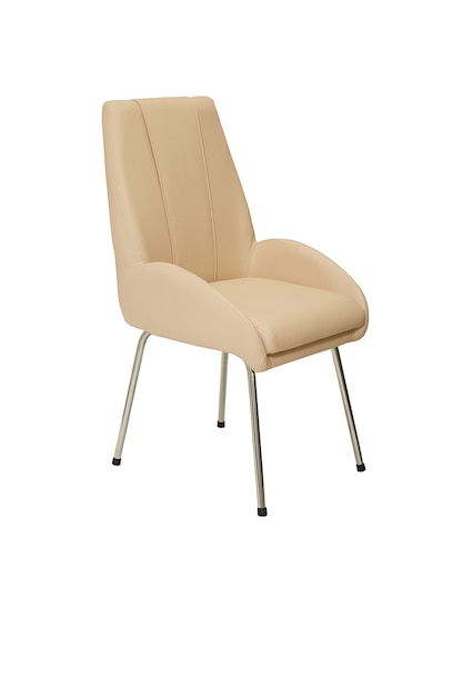 Pequeña silla de oficina de cuero beige en estilo estricto sobre fondo blanco vista lateral