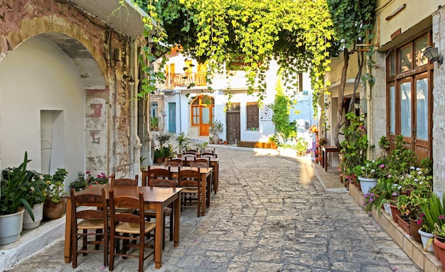 Pequeña taberna vacía en el pueblo Panormos en la isla de Creta Grecia